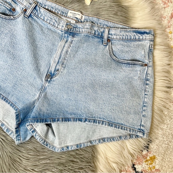 NEW Abercrombie The Mom High Rise Curve Love Plus Women’s Denim Shorts Sz 22 - Picture 2 of 8